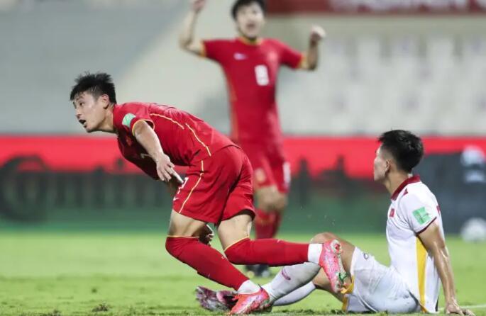  亚特兰大高空轰炸战术，定位球连番威胁球门